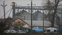 Agentes de policía trabajan en el exterior de un depósito de grano donde una explosión mató a dos personas en Przewodow, Polonia. 