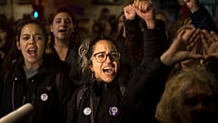 Mujeres gritan frente al Ministerio de Justicia en Madrid, España, el lunes 4 de noviembre de 2019.