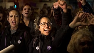 Mujeres gritan frente al Ministerio de Justicia en Madrid, España, el lunes 4 de noviembre de 2019.