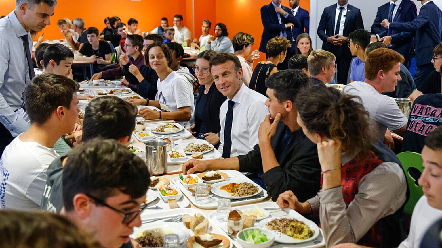 Emmanuel Macron francia köztársasági elnök a Les Sables-d'Olonne-i iskola menzáján diákokkal ebédel 2022. szeptember 13-án