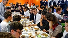 Emmanuel Macron francia köztársasági elnök a Les Sables-d'Olonne-i iskola menzáján diákokkal ebédel 2022. szeptember 13-án