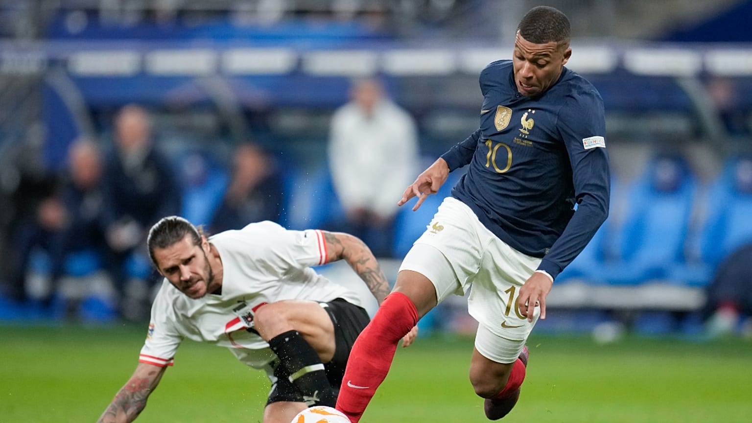 كيليان مبابي (يمين) بقميص المنتخب الفرنسي
