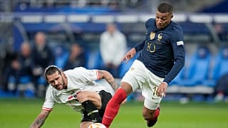 كيليان مبابي (يمين) بقميص المنتخب الفرنسي