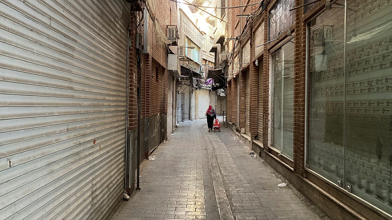 Muchos comercios del Gran Bazar de la capital iraní cerraron el martes ante la convocatoria de huelga. Foto tomada el 15 de noviembre de 2022. 