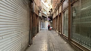 Muchos comercios del Gran Bazar de la capital iraní cerraron el martes ante la convocatoria de huelga. Foto tomada el 15 de noviembre de 2022.