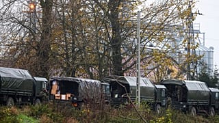 Un convoi militaire à l'entrée de Przewodów, en Pologne