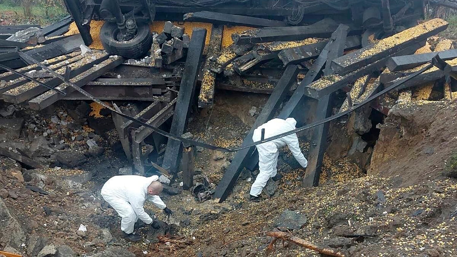 Peritos forenses investigam local da queda do míssil soviético na Polónia