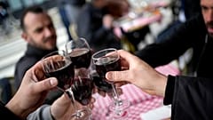 Клиенты ресторана в Париже пробуют Божоле-нуво