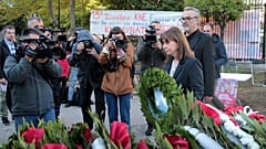 Η Πρόεδρος της Δημοκρατίας Κατερίνα Σακελλαροπούλου καταθέτει στεφάνι στο μνημείο που βρίσκεται στην είσοδο του Πολυτεχνείο