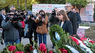 Η Πρόεδρος της Δημοκρατίας Κατερίνα Σακελλαροπούλου καταθέτει στεφάνι στο μνημείο που βρίσκεται στην είσοδο του Πολυτεχνείο