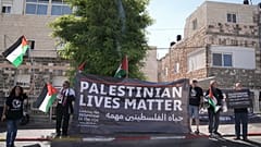 متظاهرون يحملون ملصقات للصحفية الفلسطينية شيرين أبو عاقله في القدس الشرقية. 2022/07/15