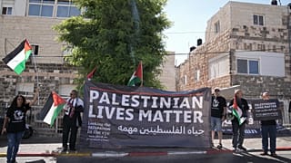 متظاهرون يحملون ملصقات للصحفية الفلسطينية شيرين أبو عاقله في القدس الشرقية. 2022/07/15