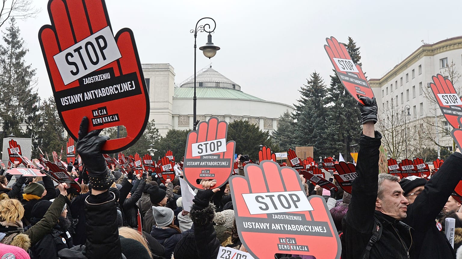 Manifestation en Pologne contre la restriction du droit à l'avortement