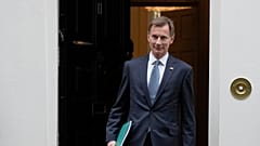 Jeremy Hunt deixa o número 11 de Downing Street, residênci oficial do ministro das Finanças