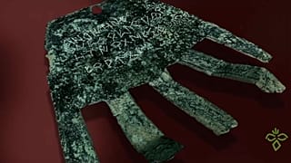 La mano de Irulegi, con su inscripción en lengua vascónica destacada