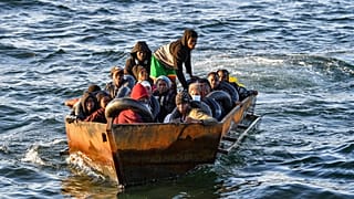 Barco com migrantes intercetado pelas autoridades ao largo da Tunisia no início de outubro