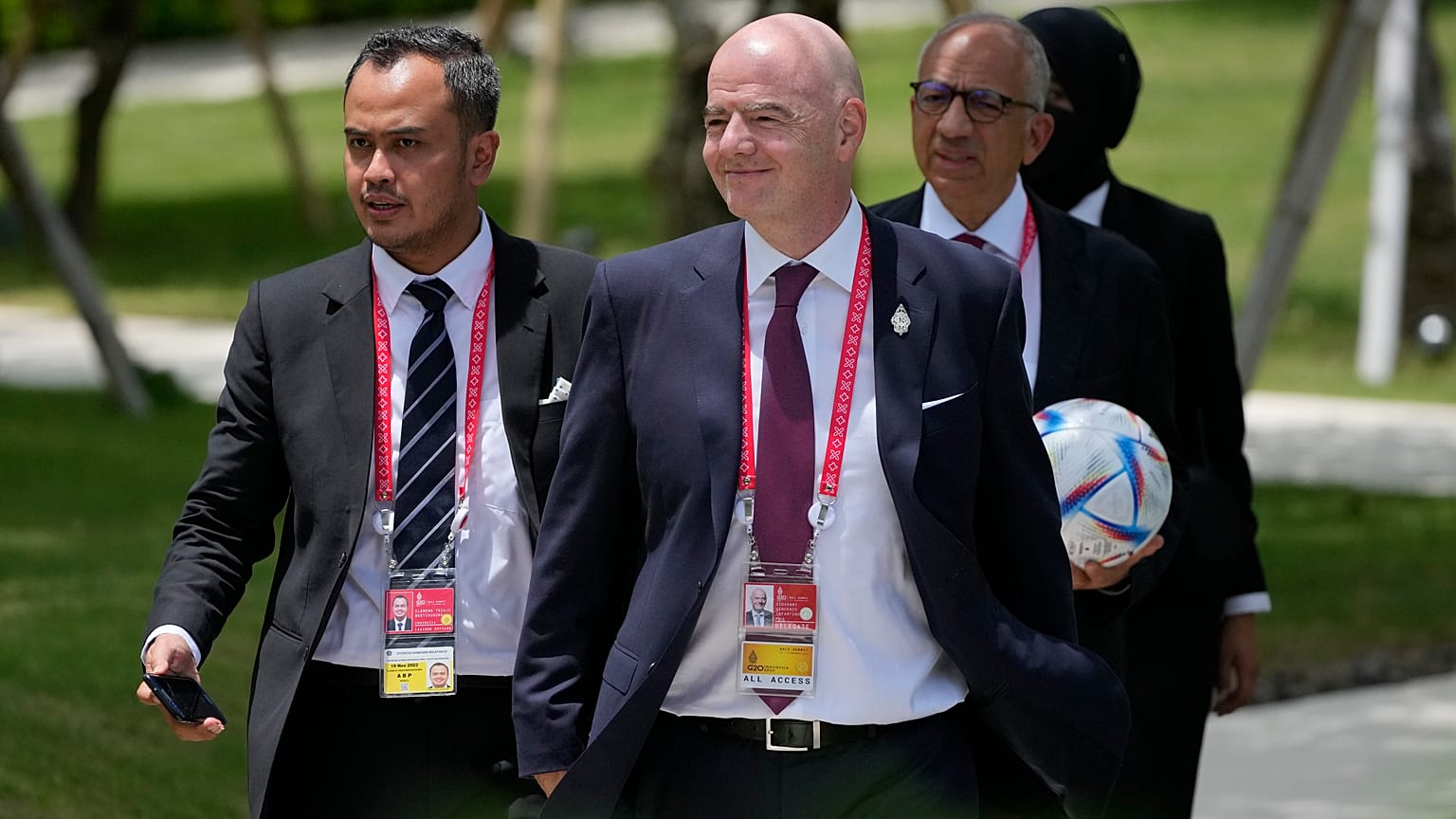 رئيس الفيفا جياني إنفانتينو يسير خلال قمة مجموعة العشرين في نوسا دوا - بالي - إندونيسيا. 2022/11/15