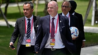 رئيس الفيفا جياني إنفانتينو يسير خلال قمة مجموعة العشرين في نوسا دوا - بالي - إندونيسيا. 2022/11/15