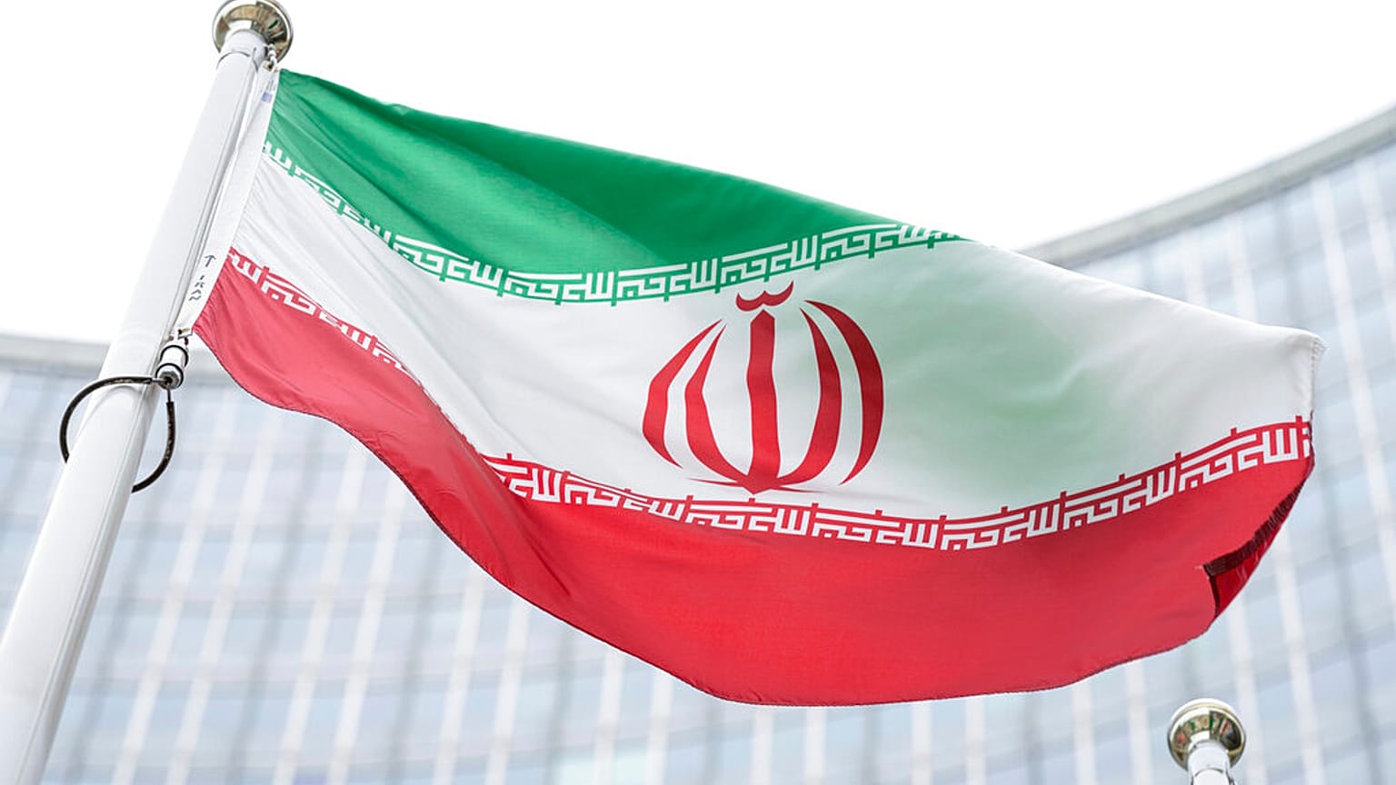 پرچم ایران در برابر ساختمان آژانس بین‌المللی انرژی اتمی