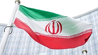 پرچم ایران در برابر ساختمان آژانس بین‌المللی انرژی اتمی