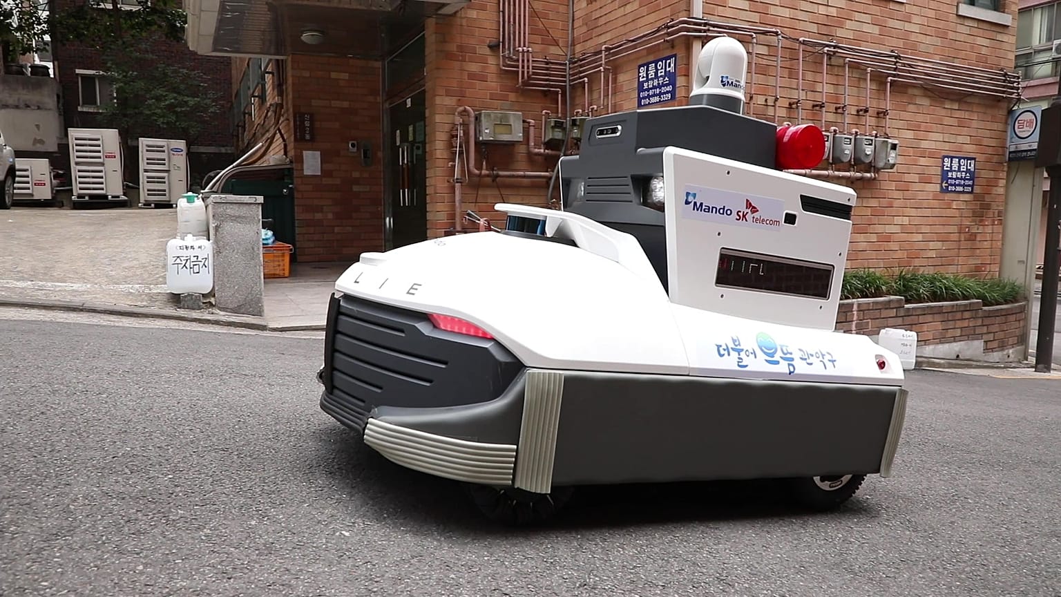 Hi-tech patrol robot hits Seoul’s streets