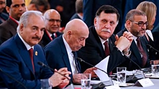 حفتر بجانب عقيلة صالح وفايز السراج
