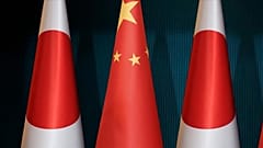 Japon ve Çin bayrakları
