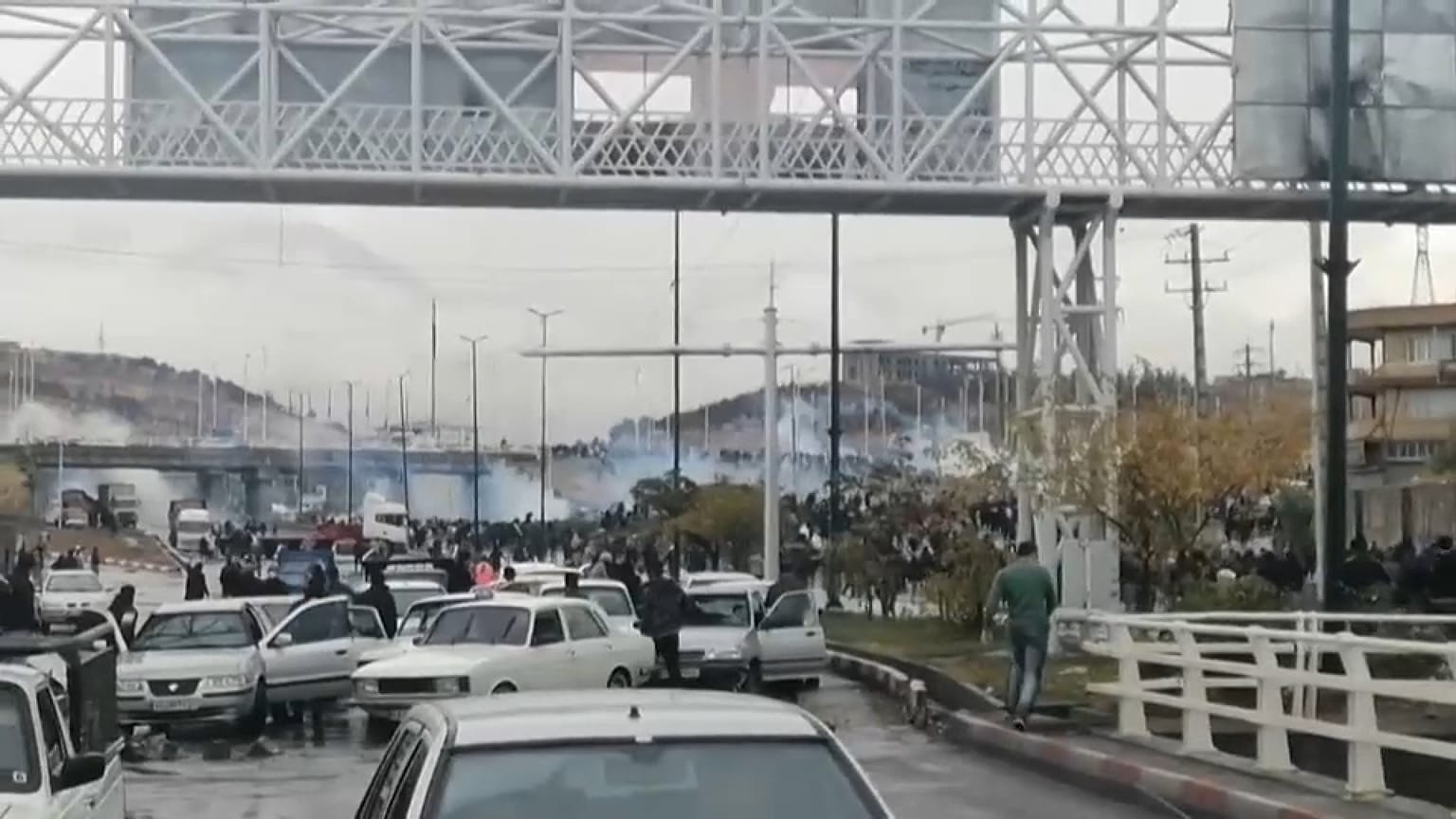 Des gaz lacrymogènes et des coups de feu retentissent lors d'une manifestation à Sanandaj.