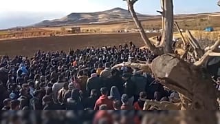 Concentración en el cementerio de la localidad de Bukan (Irán).