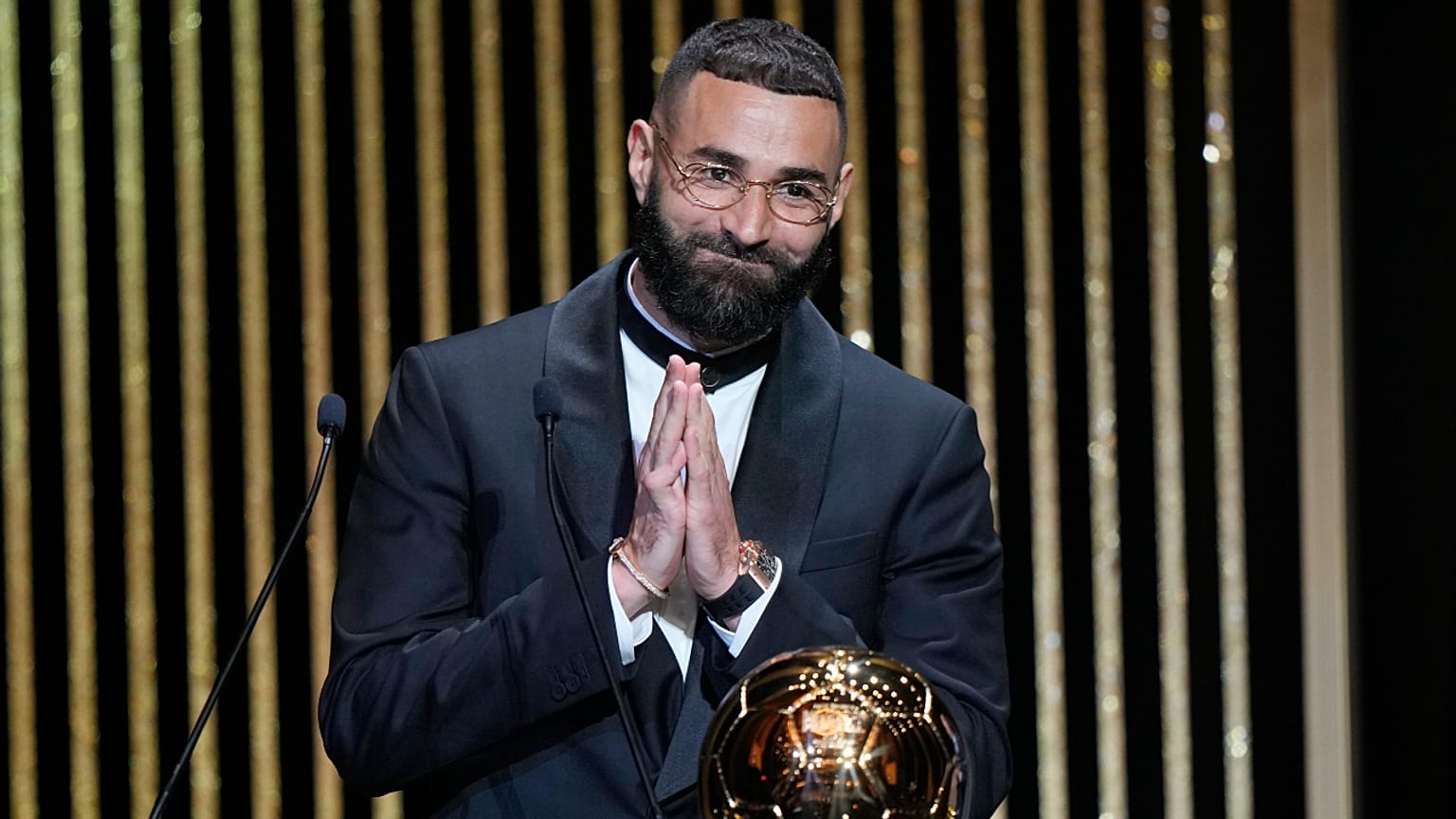 كريم بنزيمة نجم ريال مدريد الاسباني يفوز بجائزة غلوب سوكر لافضل لاعب في العام، 17 نوفمبر 2022.