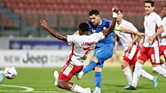 Ο Τάσος Μπακασέτας κάνει το 1-0 στη Μάλτα