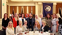 Adnan Oktar hölgykoszorúban egy rendezvényen
