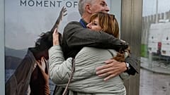 Familiares de las víctimas del derribo del MH17, se abrazan tras el veredicto en el aeropuerto de Schiphol, cerca de Ámsterdam, Países Bajos, el 17 de noviembre de 2022. 