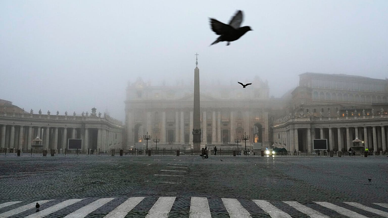 Dichter Nebel umhüllt die Kuppel des Petersdoms im Vatikan am Donnerstag, 17. November 2022.