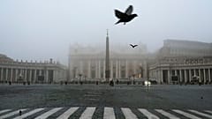 Dichter Nebel umhüllt die Kuppel des Petersdoms im Vatikan am Donnerstag, 17. November 2022.