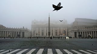 Dichter Nebel umhüllt die Kuppel des Petersdoms im Vatikan am Donnerstag, 17. November 2022.