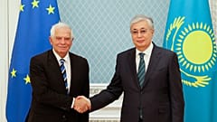 Президент Казахстана Касым-Жомарт Токаев и глава внешнеполитического ведомства ЕС Жозеп Боррель во время встречи в Астане, 17 ноября 2022 г. 