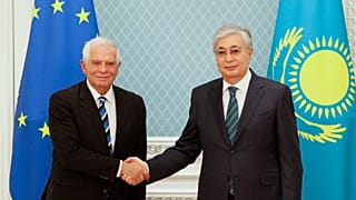 Президент Казахстана Касым-Жомарт Токаев и глава внешнеполитического ведомства ЕС Жозеп Боррель во время встречи в Астане, 17 ноября 2022 г. 