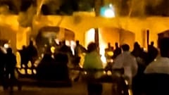 La casa dell'ayatollah Khomeini in fiamme