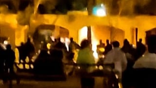 La casa dell'ayatollah Khomeini in fiamme