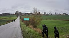 Польские полицейские ищут обломки ракеты в поле, Пшеводув, Польша, 16 ноября 2022 года.