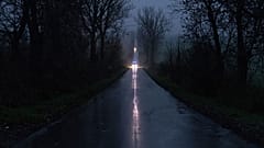 Ein Polizeiwagen auf dem Weg zum Einschlagsort einer Rakete im polnischen Przewodow, 16. November. 