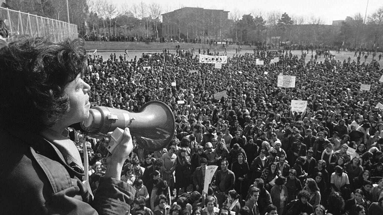 İran'da 1979'gerçekleştirilen 'İslam Devirmi'nin ilk icraatlarından biri kadınlara yönelik zounlu kıyafet uygulamasıydı. Binlerce kadınsa kararı protesto etmişti