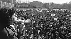 İran'da 1979'gerçekleştirilen 'İslam Devirmi'nin ilk icraatlarından biri kadınlara yönelik zounlu kıyafet uygulamasıydı. Binlerce kadınsa kararı protesto etmişti