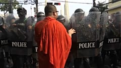 Un moine bouddhiste parle aux policiers