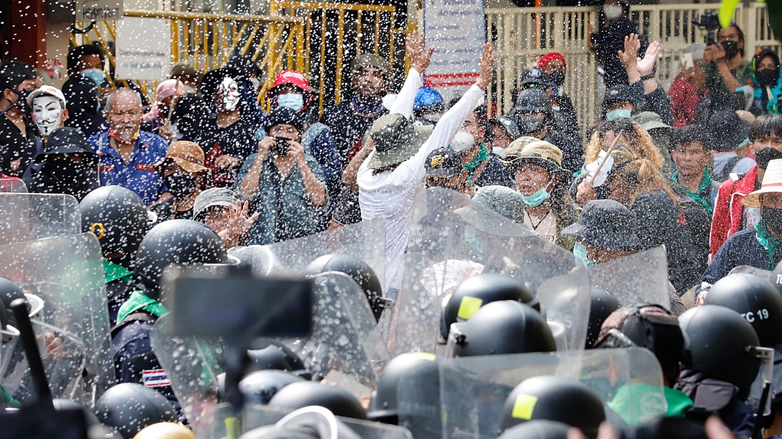 Bei den Protesten in Bangkok setzte die Polizei Tränengas ein 
