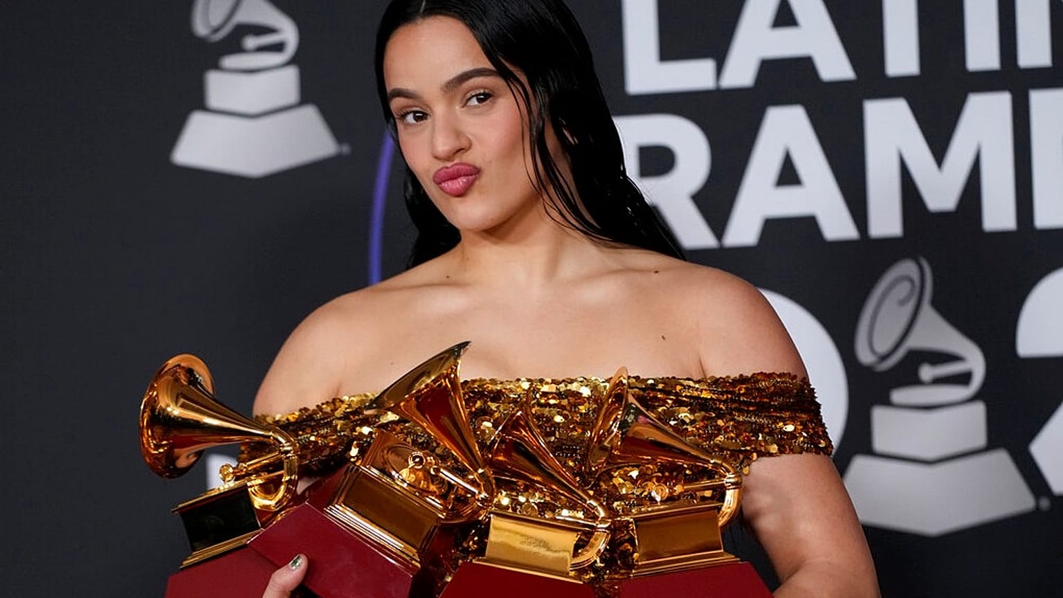 Rosalía posa con sus Latin Grammy