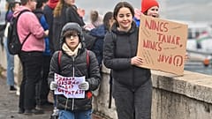 Studenti e insegnanti protestano per il miglioramento delle loro condizioni a scuola