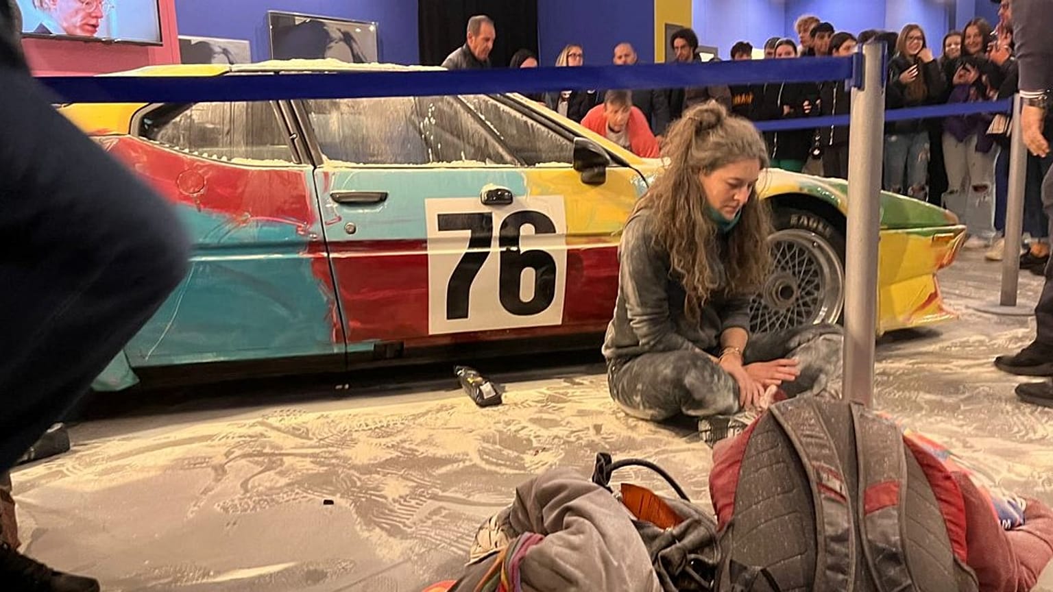 Gli attivisti di Ultima generazione imbrattano la BMW di Andy Warhol