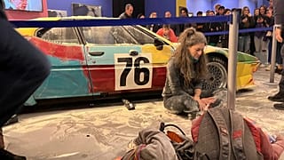 Gli attivisti di Ultima generazione imbrattano la BMW di Andy Warhol